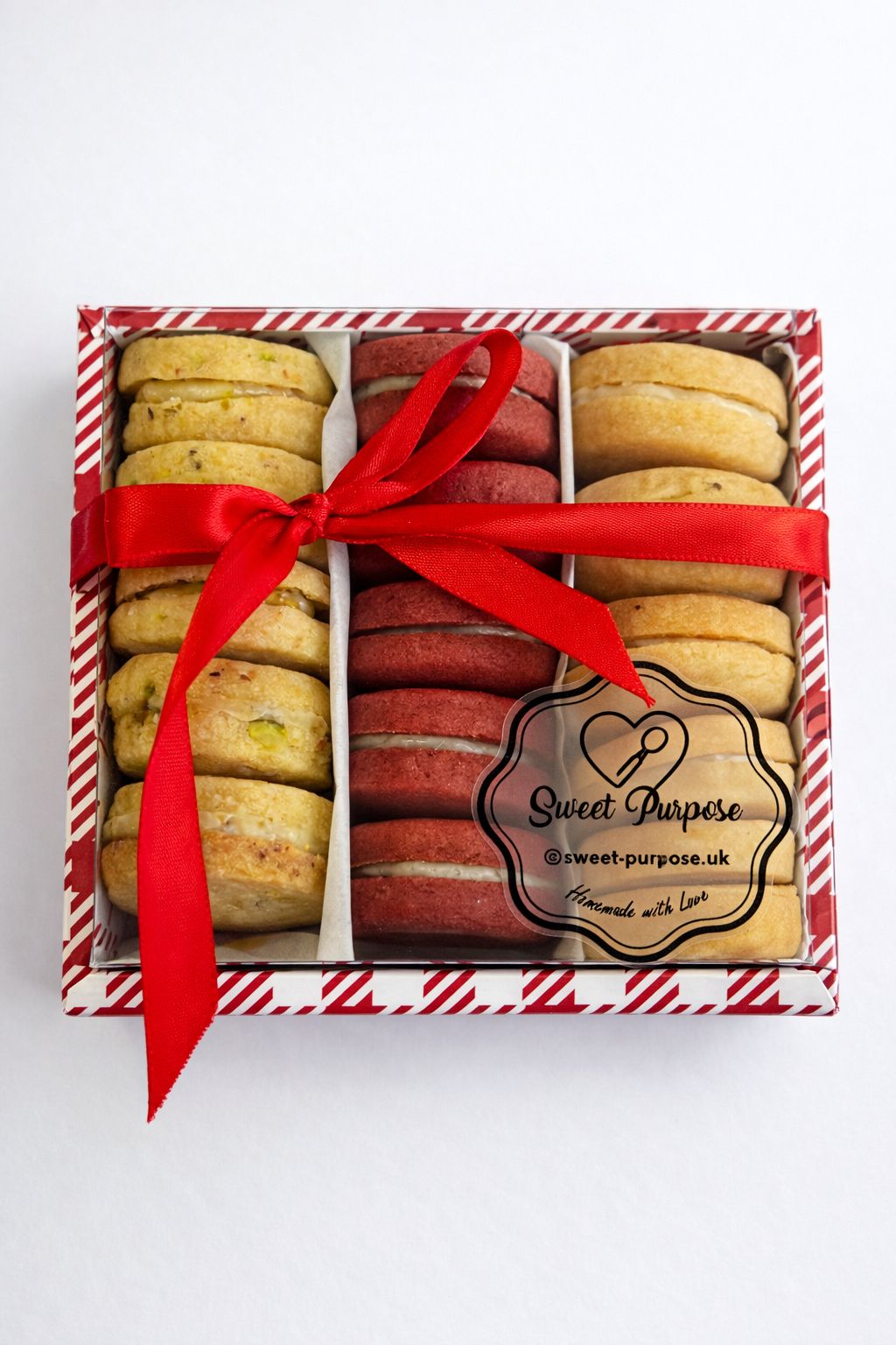 Caixa de biscoitos Sweet Purpose com laço vermelho